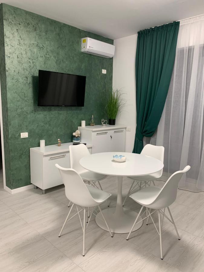 ママイア Apartament Alexandraアパートホテル エクステリア 写真