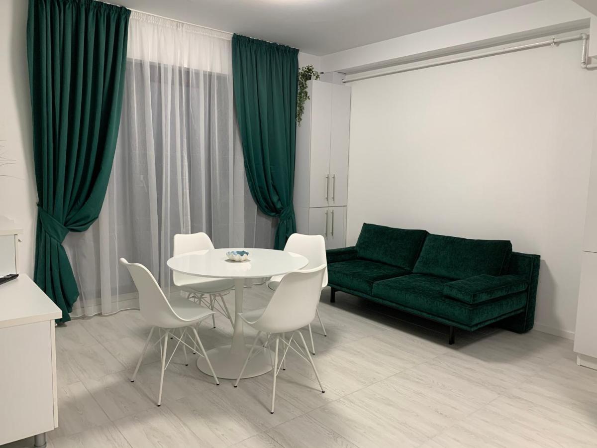 ママイア Apartament Alexandraアパートホテル エクステリア 写真